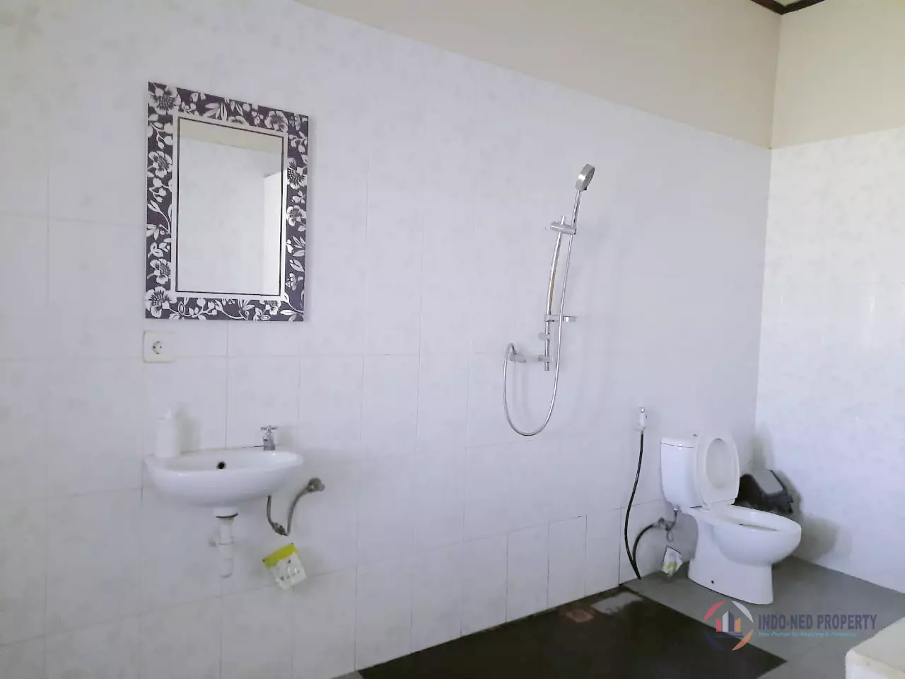 villa-surga-sumbawa-bathroom-4
